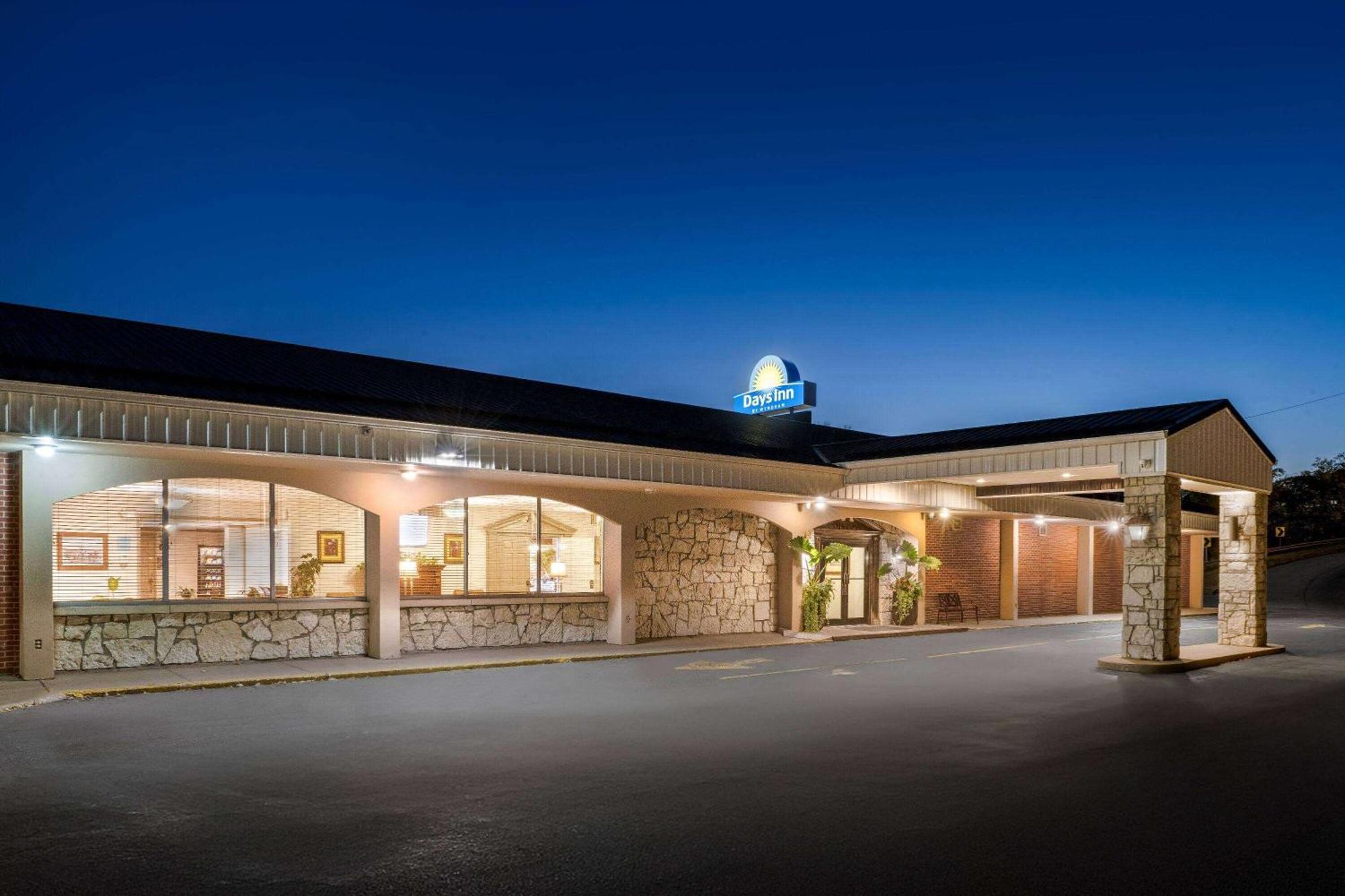 Days Inn By Wyndham Dubuque Exterior foto